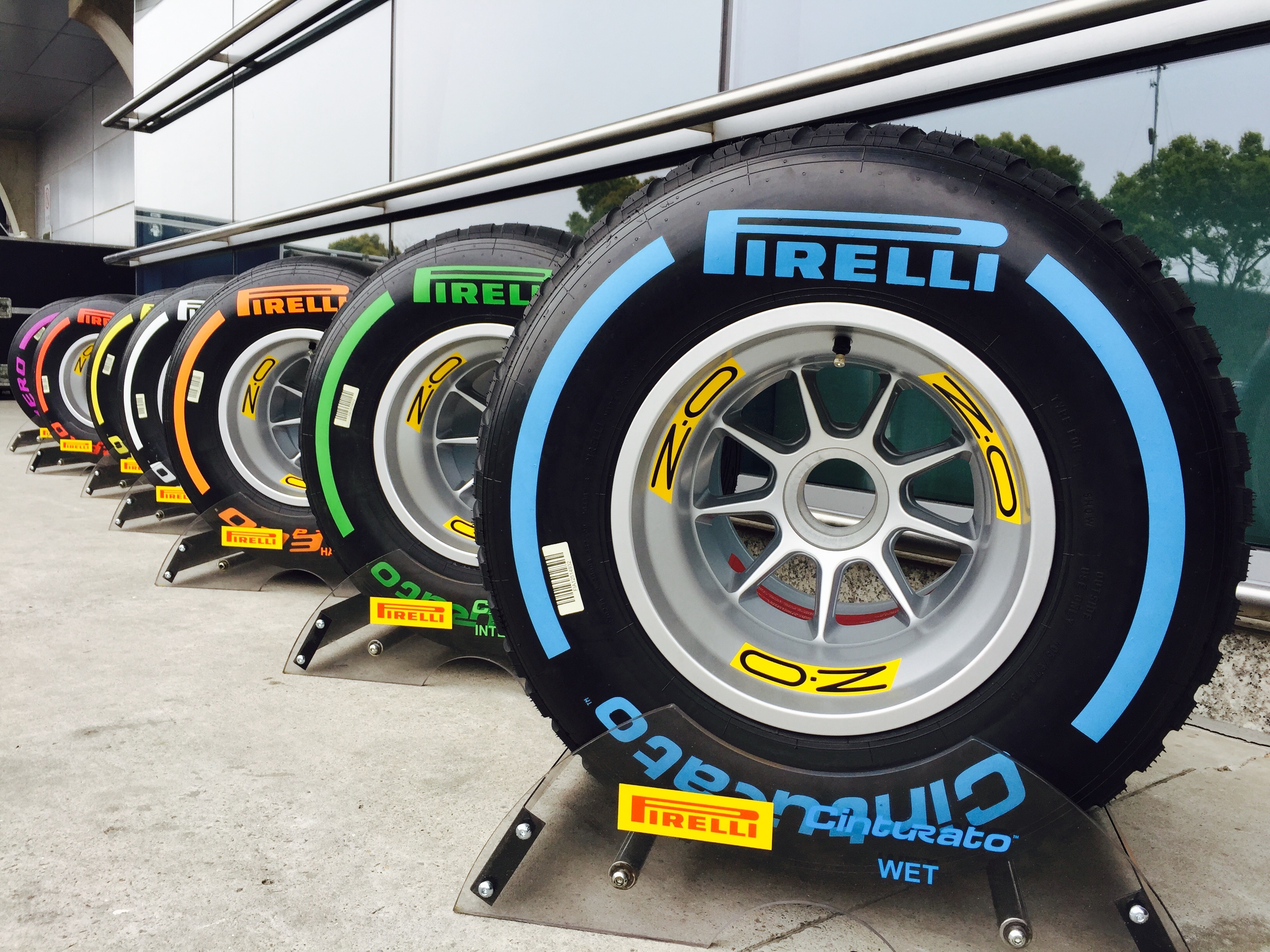 这考虑的不仅仅是轮胎所面临的跑道环境,而且每种颜色