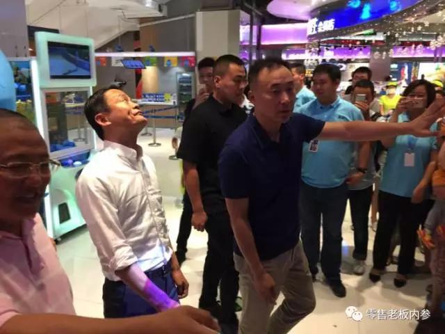 图说 | 马云率阿里高管巡店盒马鲜生“验收”新零售，现场品尝龙虾帝王蟹