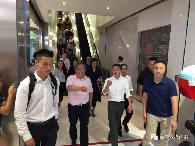 图说 | 马云率阿里高管巡店盒马鲜生“验收”新零售，现场品尝龙虾帝王蟹