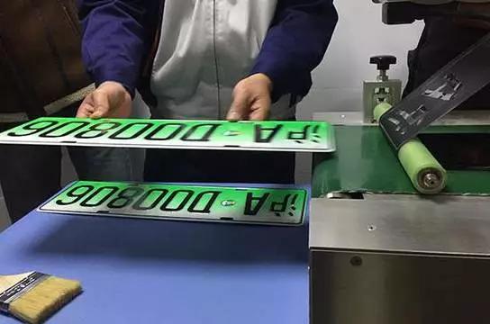 上海发放第一块新能源车专属号牌，由特斯拉车主获得