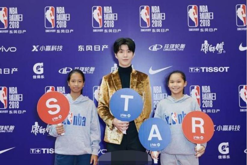 作为首位nba新春贺岁形象大使,蔡徐坤受邀与阿德托昆博(俗称"字母哥")