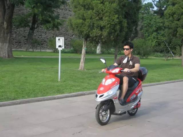 “我在北京卖摩托” ，这位外国创客演绎中国版「速度与激情」｜ 36氪纪录片