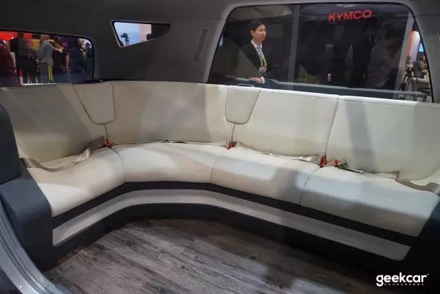 这辆被围观的无人驾驶车，来自一家中国创业公司