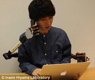 用脚控制的机器手臂？东京大学研发形似章鱼的脚控机械臂
