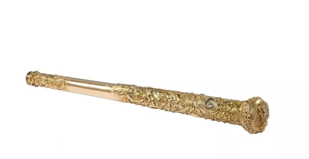 王菲戴的那个1500元回形针不算夸张，蒂芙尼180多年前就在卖镶钻金铅笔了