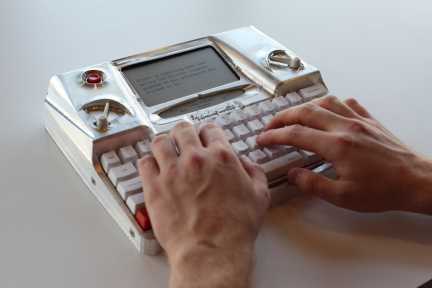码字儿神器，Hemingwrite是款与众不同的打字机