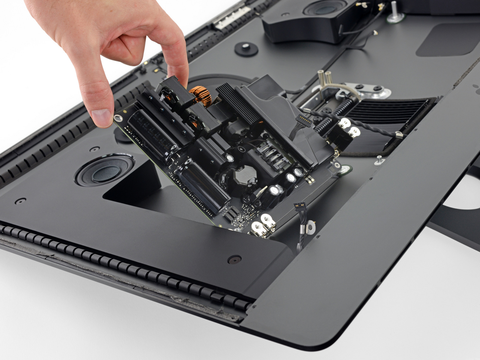 把 3 万块钱的苹果电脑拆了，才知道 iMac Pro 到底强在哪里？