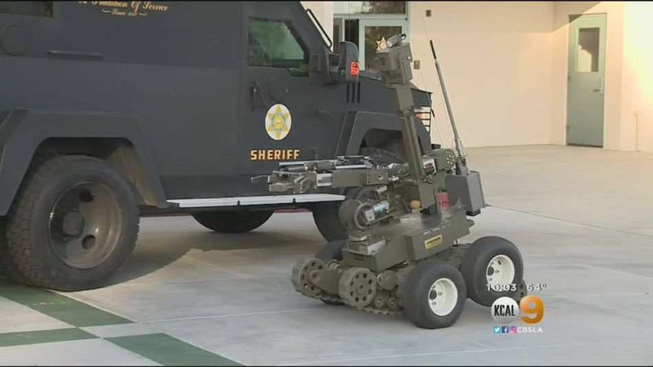 美国警察利用机器人夺走嫌疑犯步枪，执法任务究竟会不会让其用途“变质”？