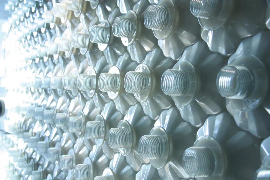 我们募集了150万个塑料瓶，建成了一个九层高的博物馆