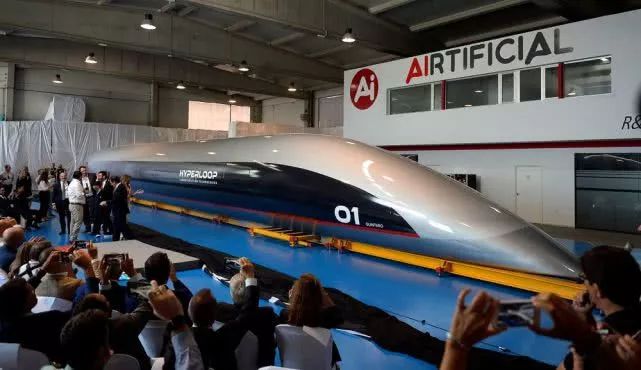 首个超级高铁乘客舱在西班牙展出，设计时速达 1200 公里