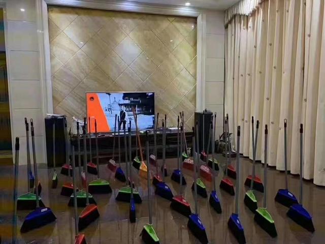 热闹是“扫把”们的，我们什么也没有