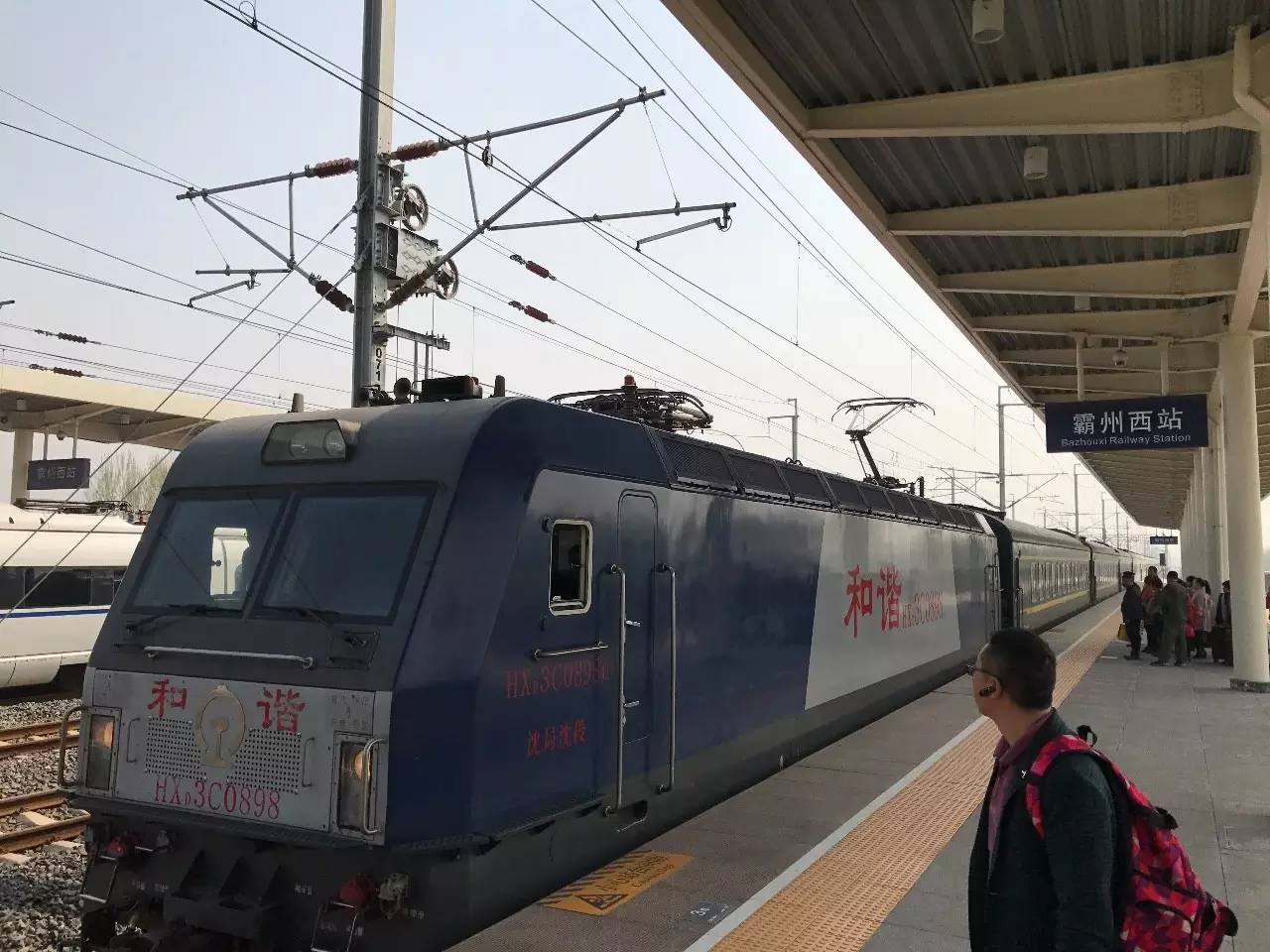 k2285次同样是个老旧的绿皮火车,与新建的车站显得不那么协调.