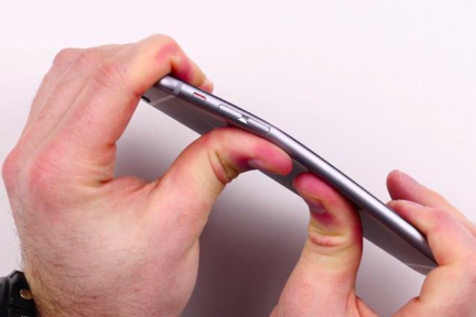 （视频）这是真的，徒手就能掰弯iPhone 6 Plus，但是...-36氪