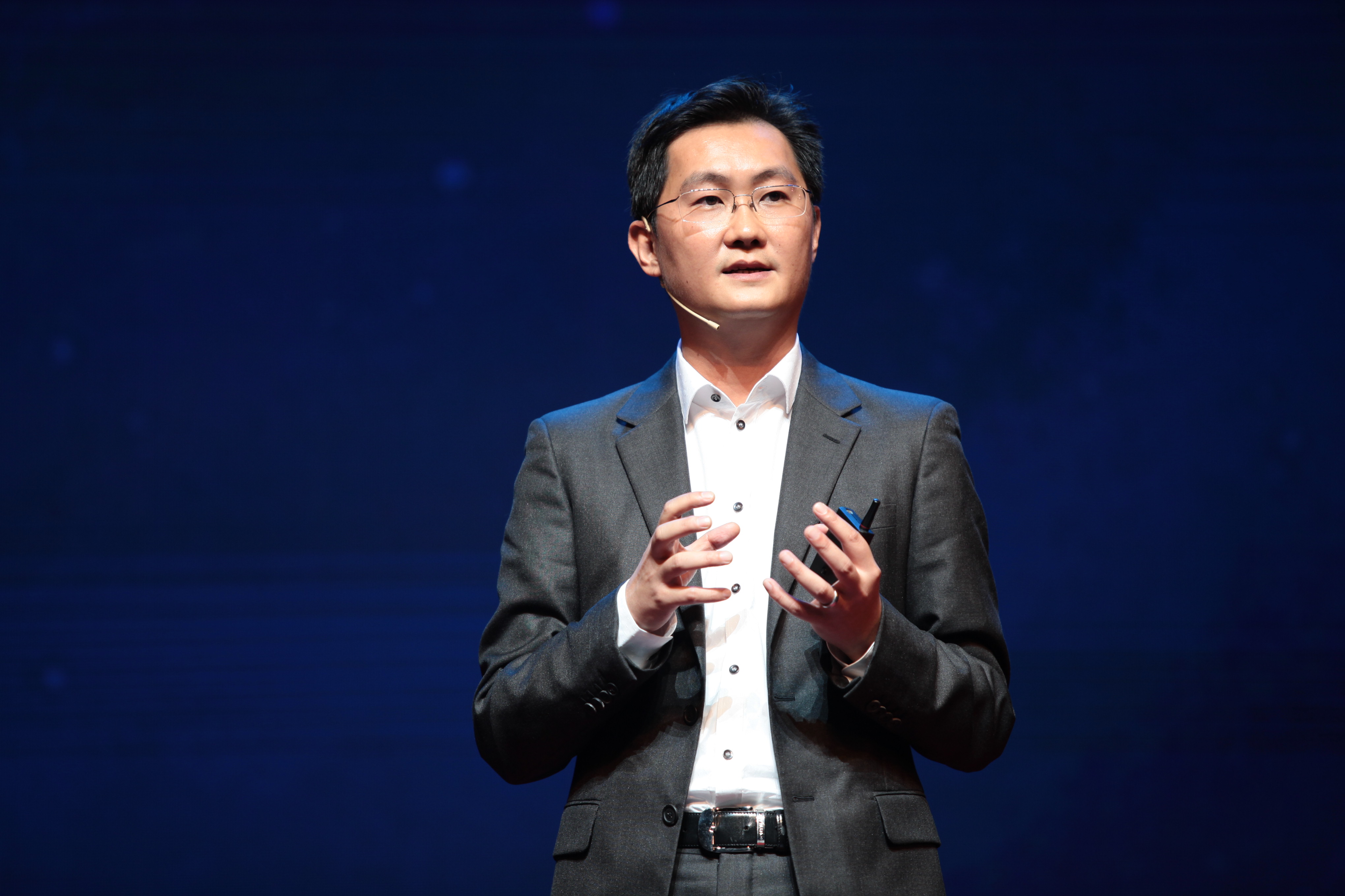 头戴王者帽脖系boss项链,马化腾现身北京分公司年会,献唱《至少还有你