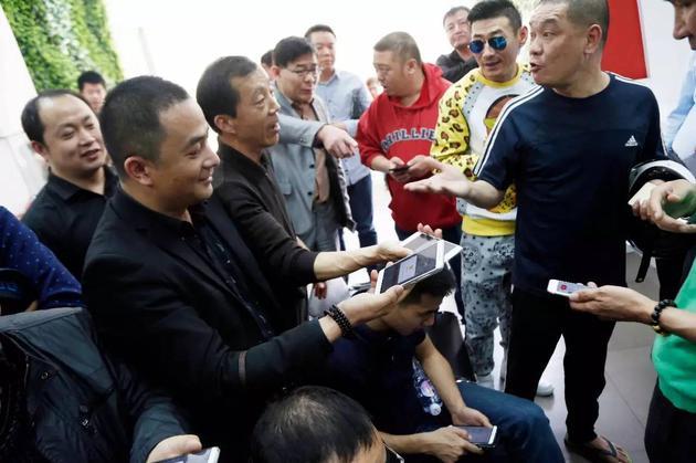 易到北京、上海等地办公处聚集大量前来提现的司机 | 图说