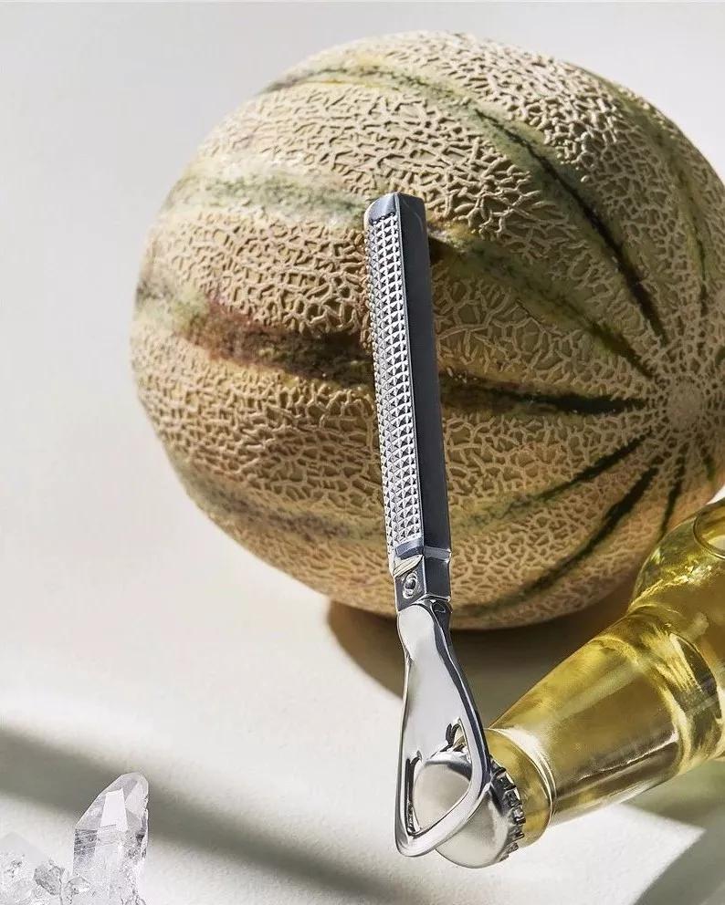 王菲戴的那个1500元回形针不算夸张，蒂芙尼180多年前就在卖镶钻金铅笔了