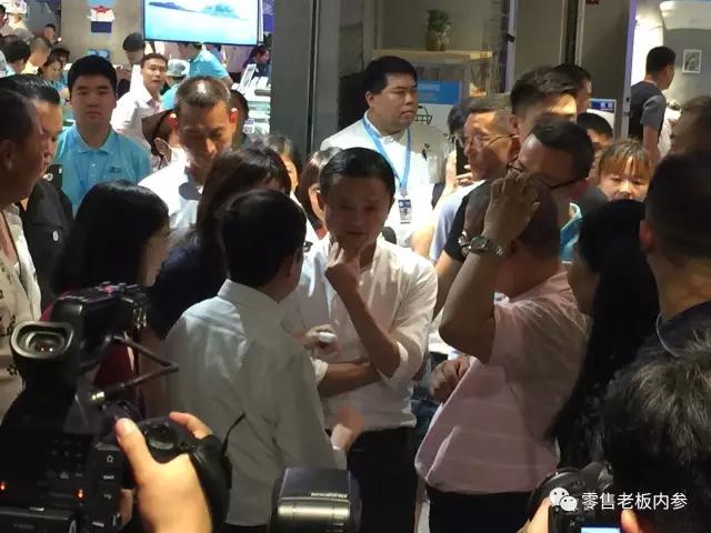 图说 | 马云率阿里高管巡店盒马鲜生“验收”新零售，现场品尝龙虾帝王蟹