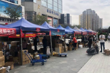 华强北“开市”后，商家为多卖台手机拼成了这样