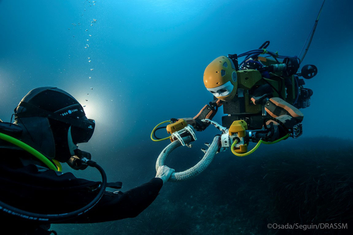 斯坦福大学研发的ocean one水下机器人:通过ai 触觉反馈精确拾取易碎
