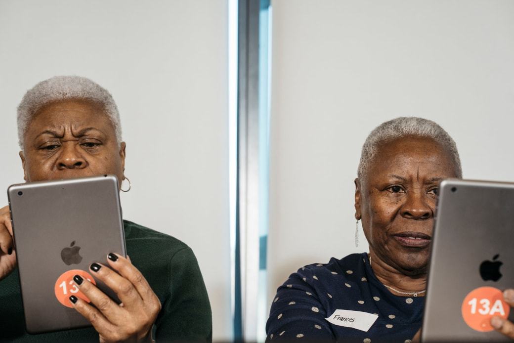 上网的老年人：老龄化群体将如何重塑互联网？