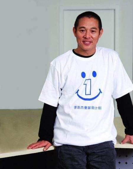 韩红、成龙、黄晓明……从质疑到称赞，明星基金会都经历了什么？