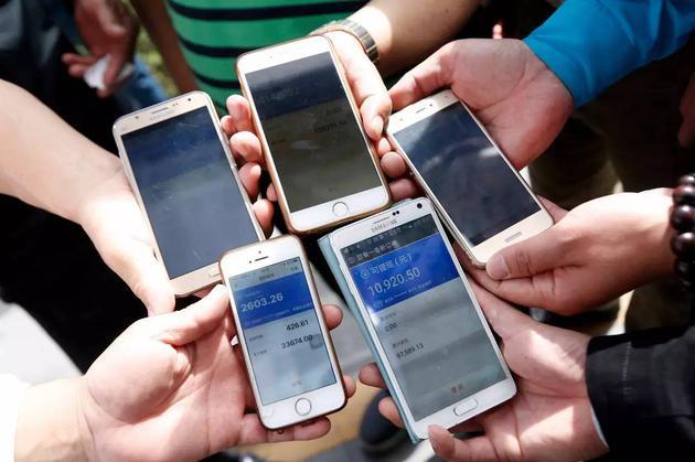 易到北京、上海等地办公处聚集大量前来提现的司机 | 图说