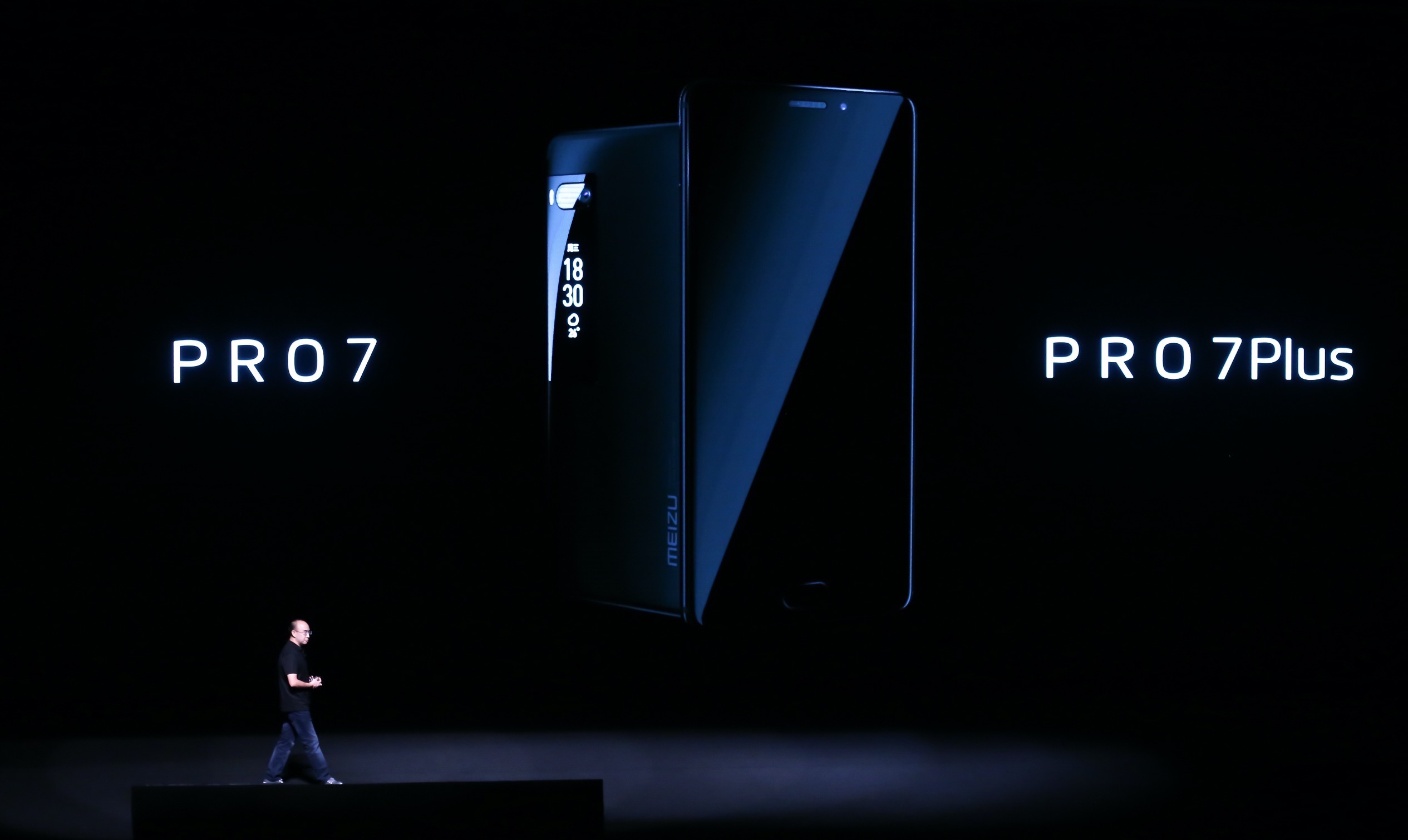 魅族发布双屏旗舰机Pro 7，能拯救国产手机的审美疲劳吗？