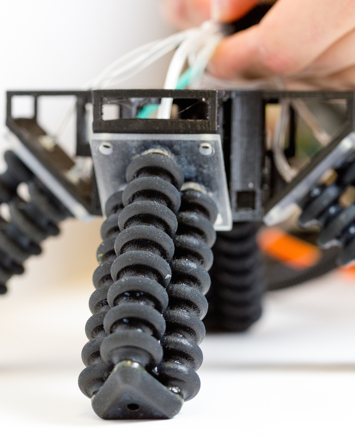 科学家发明3D打印气动四足机器人，可在粗糙地形灵活行走