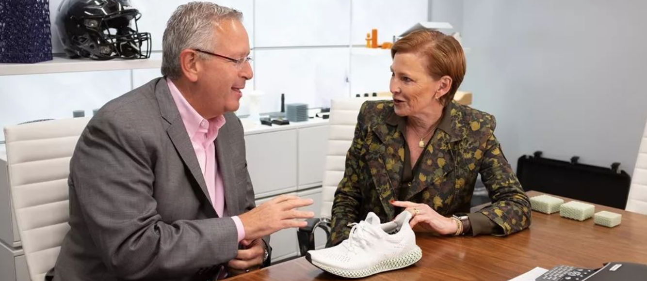 潮科技 | 估值达 26 亿美元的 3D 打印创业公司 Carbon 更换 CEO，原杜邦老大 Ellen Kullman 上马