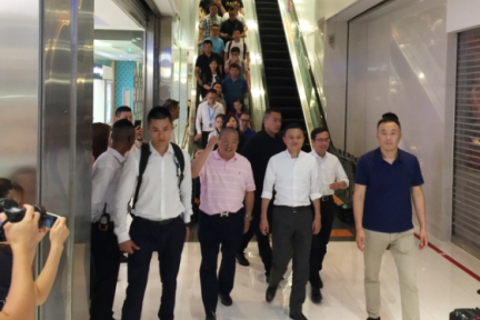 图说 | 马云率阿里高管巡店盒马鲜生“验收”新零售，现场品尝龙虾帝王蟹