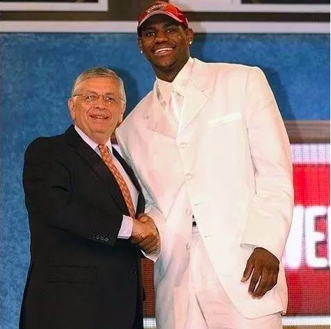 勒布朗·詹姆斯与大卫斯特恩的合影  来源:詹姆斯ins1980年,在担任nba