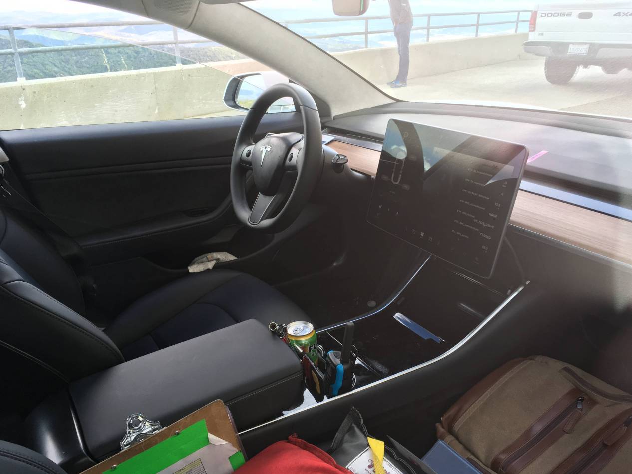 特斯拉Model 3量产版谍照曝光，花30多万你就让我看这个？