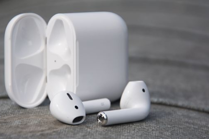 在世界杯球员身上出镜率很高的AirPods， 成了直男们的耳环