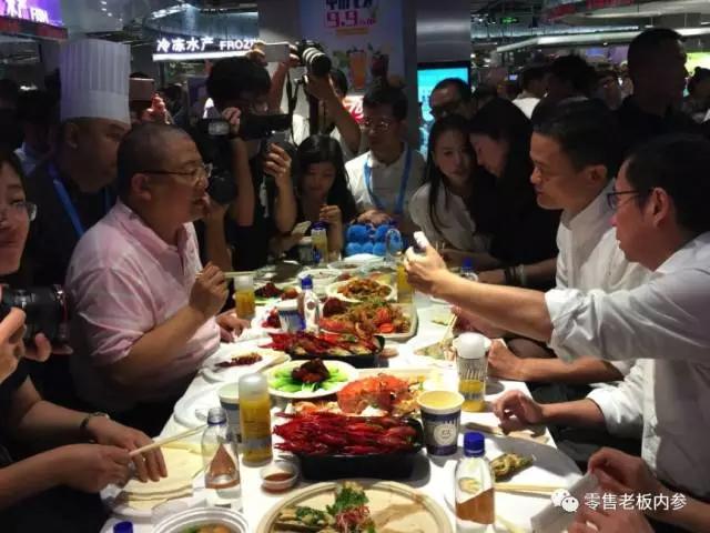 图说 | 马云率阿里高管巡店盒马鲜生“验收”新零售，现场品尝龙虾帝王蟹