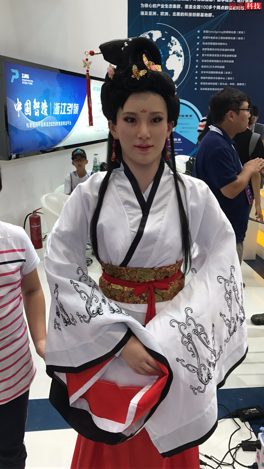 图说｜演奏家、钢铁侠、还有西施，一大波机器人现身机器人大会