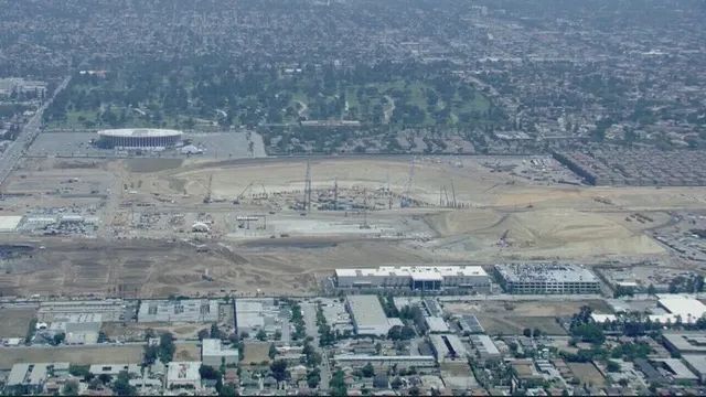 4亿美元买下论坛球馆，这是鲍尔默摆脱“湖人阴影”的第一步