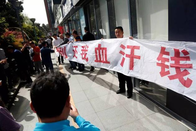 易到北京、上海等地办公处聚集大量前来提现的司机 | 图说