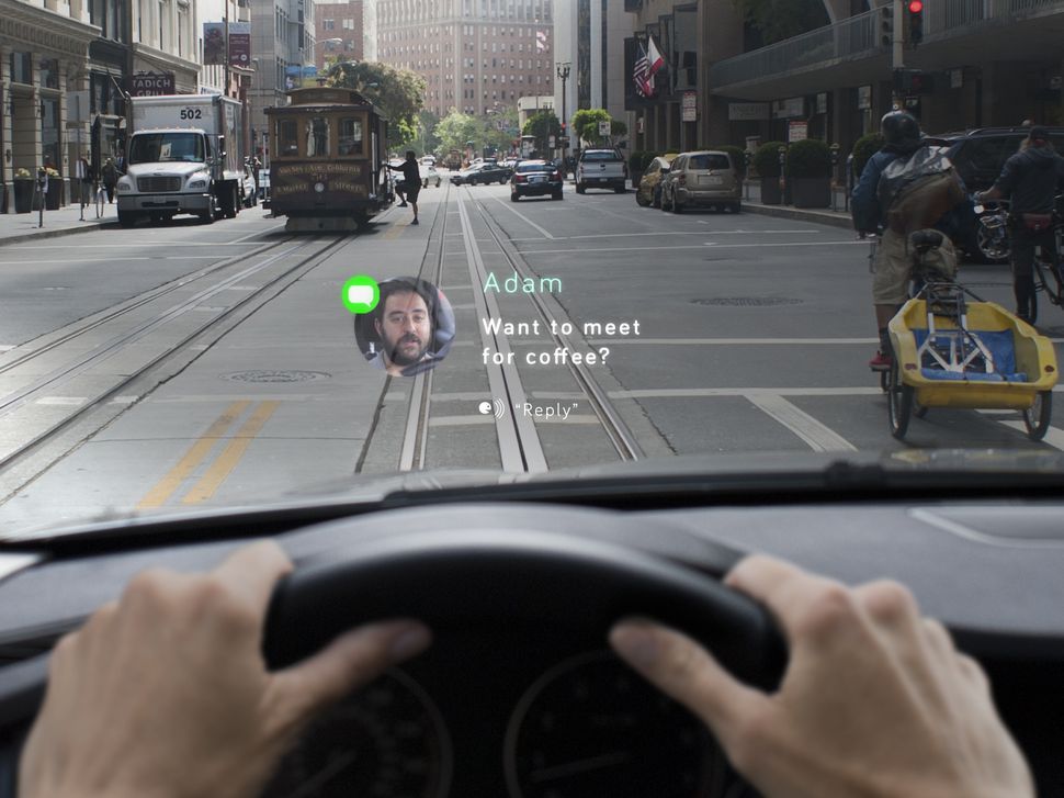 智能车载公司Navdy 的抬头显示器正式发售，让你在现实道路上看到“漂浮信息”