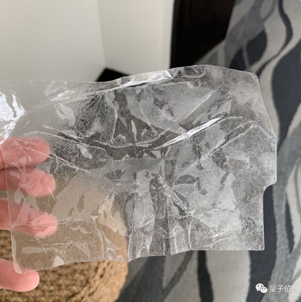 三星明星机又悲剧了！万元折叠屏玩不过2天，组团黑屏蜜汁凸起