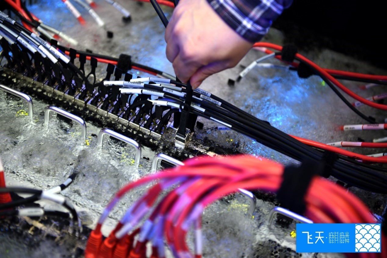 把服务器泡在液体里散热？阿里云推出黑科技：浸没式液冷数据中心 | 潮科技