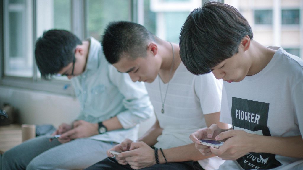 明年的苹果眼镜会是什么样？重在头戴显示而非 ARKit