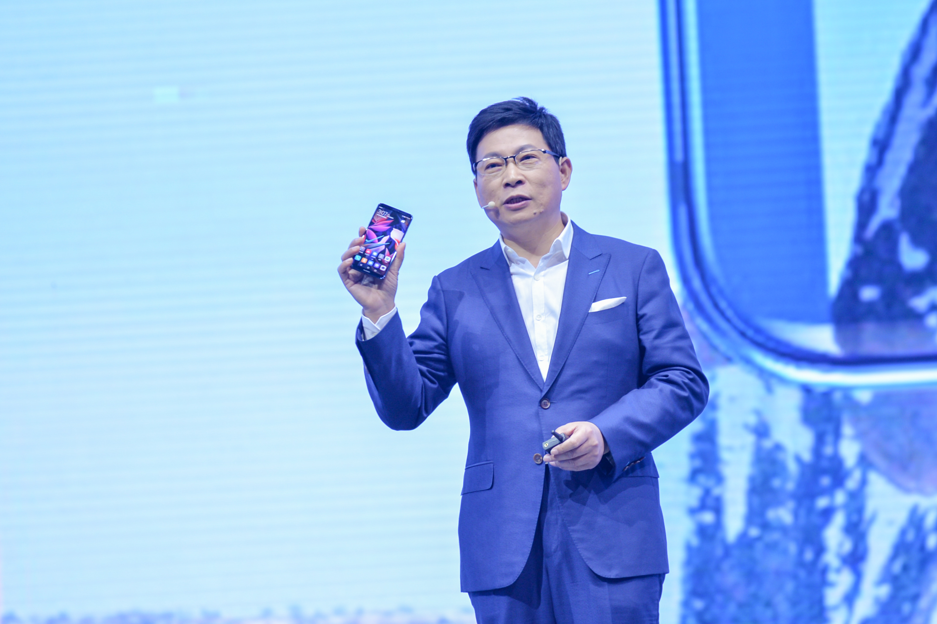 发布会上的华为消费者业务ceo 余承东除了 ai 功能和全面屏之外,mate