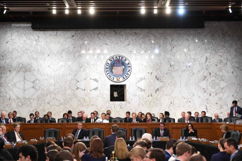扎克伯格国会听证5小时全记录：很艰难，但还要保持微笑 | 图说
