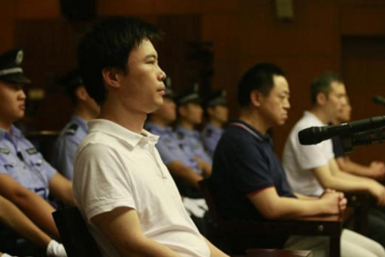 王欣受审这8个月间，场外的“网盘们”比场内还煎熬