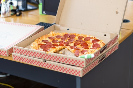 美国披萨自动贩卖机「Basil Street」获 1000 万美元融资，不到三分钟就可以吃上意大利式薄皮披萨