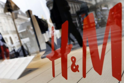 新闻AB面｜生存不易——微博、H&M、超级碗的“曲线救国记”
