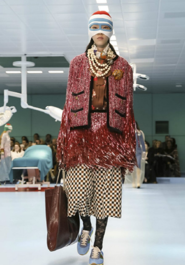 走秀不止可以拎包包gucci让模特们拎着自己的人头上场