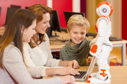 以提升课程体验感和实践性为目标，「优必杰」为学校提供线下AI课一体化服务