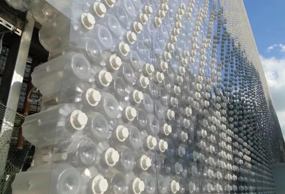 我们募集了150万个塑料瓶，建成了一个九层高的博物馆