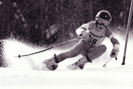 做滑雪的平台玩家，内容是常见切入点，但“雪时网”看中了住宿和教练两个痛点